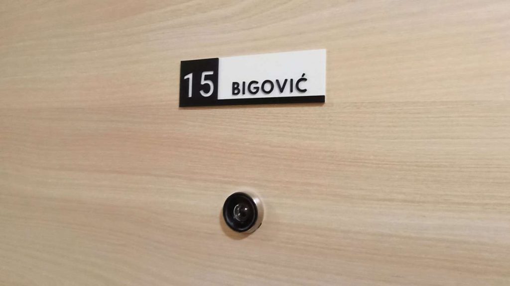 3d štampa pločica za ulazna vrata stana sa prezimenom i brojem stana 