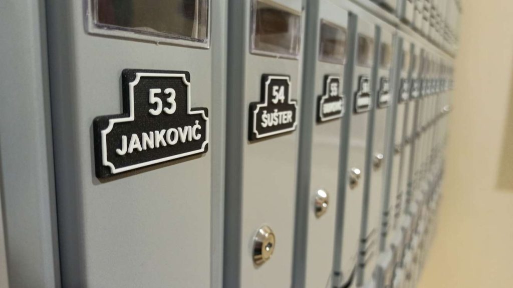 3d štampa pločica za poštansko sanduče u ulazu zgrade sa prezimenom i brojem stana 